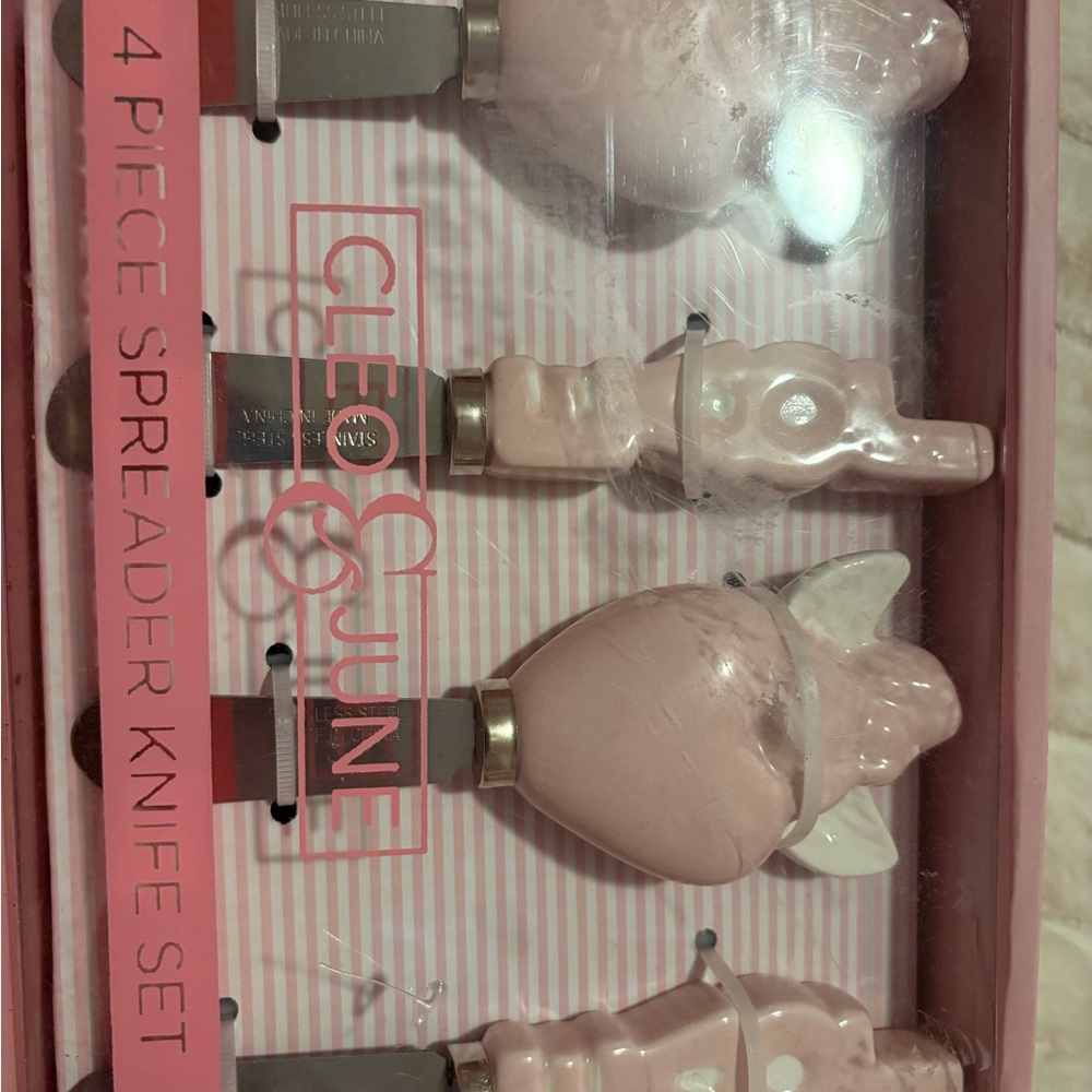 NIB Pink 4-Piece Spreader Knife Set